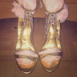 Women’s  size 7, gold rhinestone straps shoes.